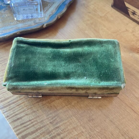 Antique Early 1900's Victorian Green Velvet Jewelry Box With Gold-Tone Clasp & H - Picture 6 of 9